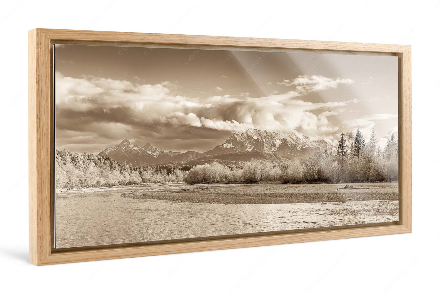 Blick über die Isar bei Wallgau zum Wettersteingebirge und den Arnspitzen - Heimliches Wahrzeichen III - Foto im Schattenfugen-Rahmen - Isar mit Arnspitzen - weitere Infos unter https://www.kriner-weiermann.de