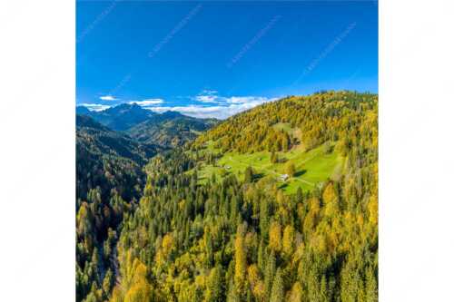Blick über Hintergraseck zur Alpspitze und Wettersteingebirge - Herbstliches Hintergraseck - Seitenverhältnis 1:1 - Alpspitze im Wetterstein - weitere Infos unter https://www.kriner-weiermann.de