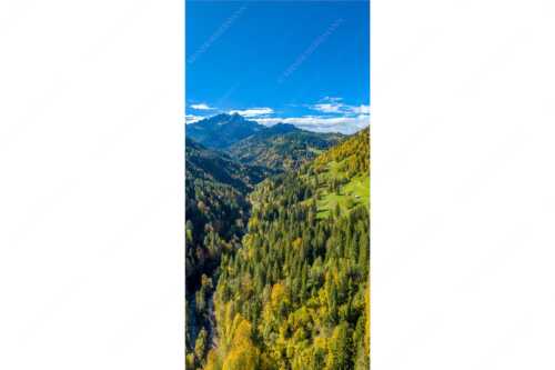 Blick über Hintergraseck zur Alpspitze und Wettersteingebirge - Herbstliches Hintergraseck - Seitenverhältnis 1:2 - Alpspitze im Wetterstein - weitere Infos unter https://www.kriner-weiermann.de