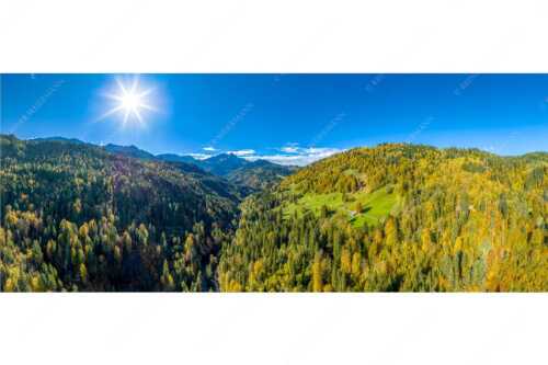Blick über Hintergraseck zur Alpspitze und Wettersteingebirge - Herbstliches Hintergraseck - Seitenverhältnis 2,5:1 - Alpspitze im Wetterstein - weitere Infos unter https://www.kriner-weiermann.de