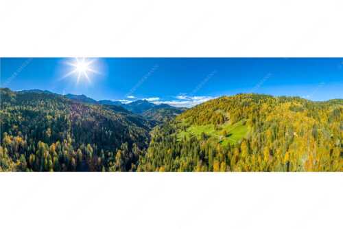Blick über Hintergraseck zur Alpspitze und Wettersteingebirge - Herbstliches Hintergraseck - Seitenverhältnis 3:1 - Alpspitze im Wetterstein - weitere Infos unter https://www.kriner-weiermann.de