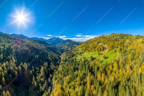 Blick über Hintergraseck zur Alpspitze und Wettersteingebirge - Herbstliches Hintergraseck - Seitenverhältnis 3:2 - Alpspitze im Wetterstein - weitere Infos unter https://www.kriner-weiermann.de