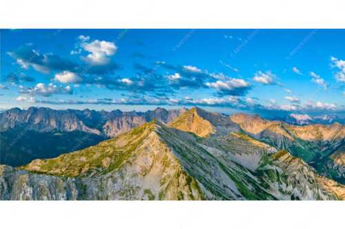 Blick über Krapfenkarspitze zur Soiernspitze im Soierngebirge - Hinterm Krapfenkar - Seitenverhältnis 2:1 - Soiernspitze und Karwendel - weitere Infos unter https://www.kriner-weiermann.de
