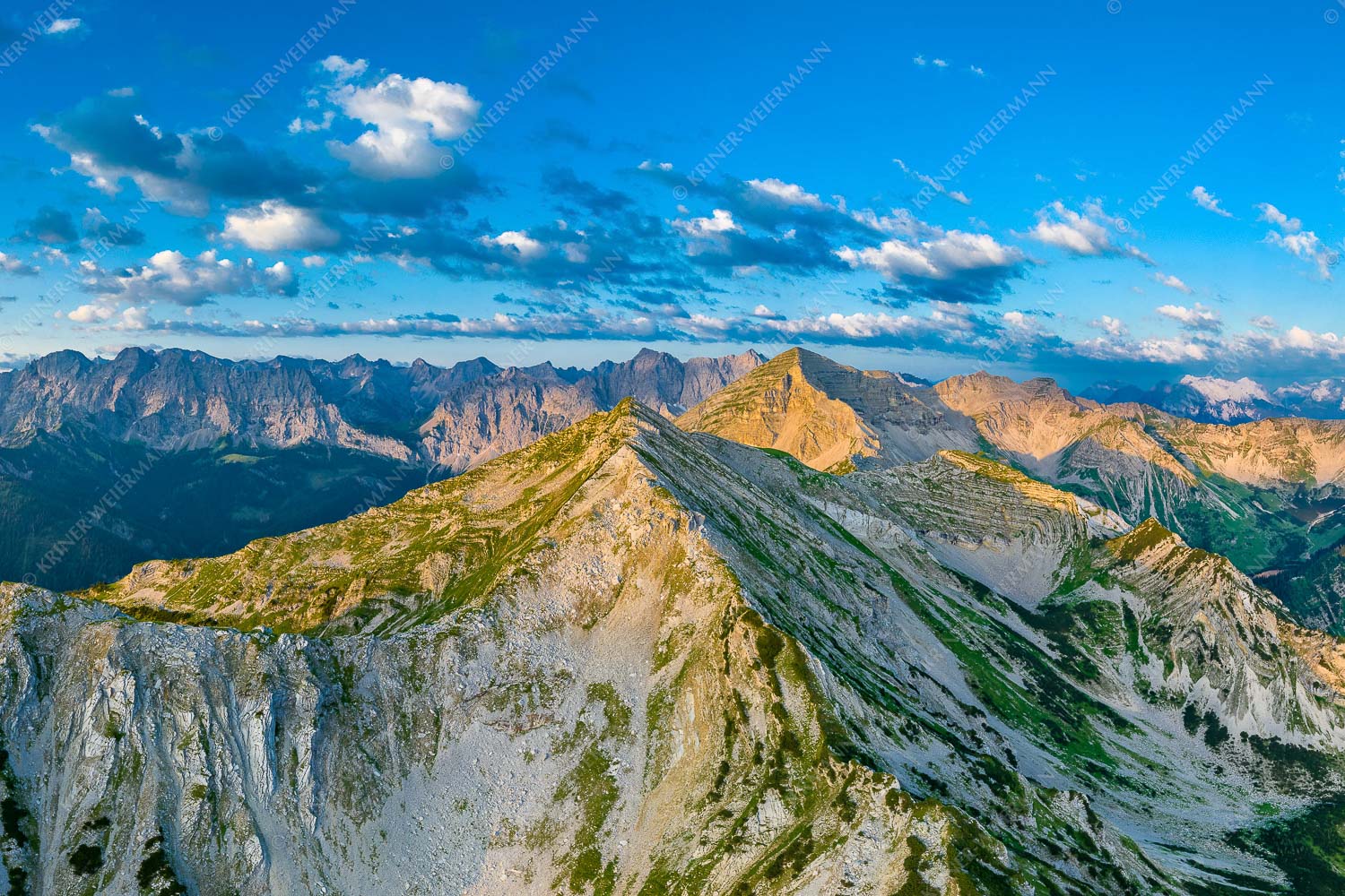 Blick über Krapfenkarspitze zur Soiernspitze im Soierngebirge - Hinterm Krapfenkar - Seitenverhältnis 3:2 - Soiernspitze und Karwendel - weitere Infos unter https://www.kriner-weiermann.de