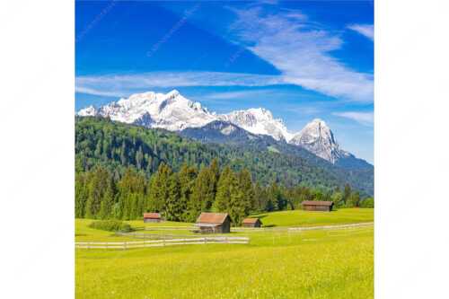 Typische Werdenfelser Landschaft mit Wiesen und Heustadeln und dem Blick zum Zugspitzmassiv - Idyllischer Zugspitzblick - Seitenverhältnis 1:1 - Heustadel Alpspitze Zugspitze Waxenstein - weitere Infos unter https://www.kriner-weiermann.de