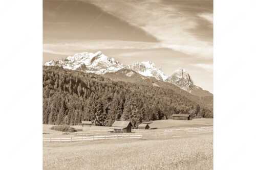 Typische Werdenfelser Landschaft mit Wiesen und Heustadeln und dem Blick zum Zugspitzmassiv - Idyllischer Zugspitzblick - Seitenverhältnis 1:1 - Heustadel Alpspitze Zugspitze Waxenstein - weitere Infos unter https://www.kriner-weiermann.de