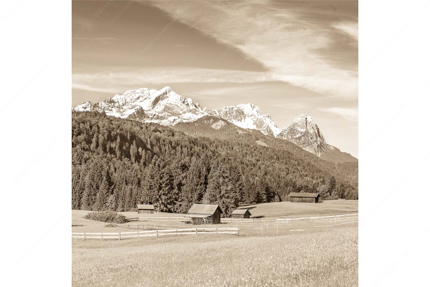 Typische Werdenfelser Landschaft mit Wiesen und Heustadeln und dem Blick zum Zugspitzmassiv