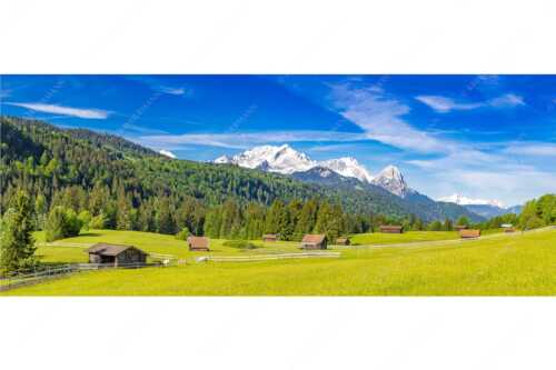 Typische Werdenfelser Landschaft mit Wiesen und Heustadeln und dem Blick zum Zugspitzmassiv - Idyllischer Zugspitzblick - Seitenverhältnis 2,5:1 - Heustadel Alpspitze Zugspitze Waxenstein - weitere Infos unter https://www.kriner-weiermann.de