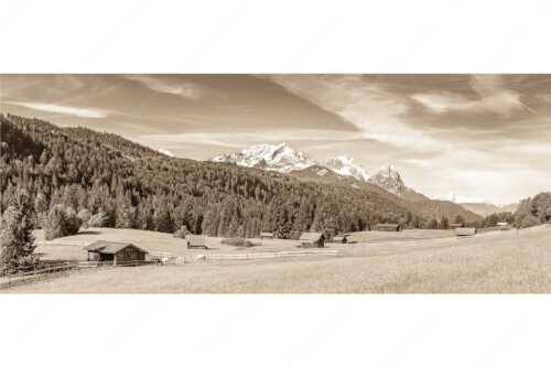 Typische Werdenfelser Landschaft mit Wiesen und Heustadeln und dem Blick zum Zugspitzmassiv - Idyllischer Zugspitzblick - Seitenverhältnis 2,5:1 - Heustadel Alpspitze Zugspitze Waxenstein - weitere Infos unter https://www.kriner-weiermann.de