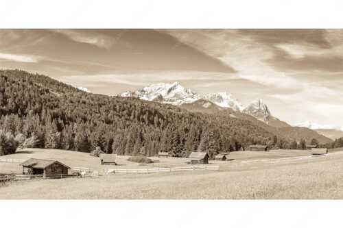 Typische Werdenfelser Landschaft mit Wiesen und Heustadeln und dem Blick zum Zugspitzmassiv - Idyllischer Zugspitzblick - Seitenverhältnis 2:1 - Heustadel Alpspitze Zugspitze Waxenstein - weitere Infos unter https://www.kriner-weiermann.de