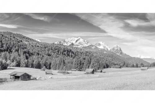 Typische Werdenfelser Landschaft mit Wiesen und Heustadeln und dem Blick zum Zugspitzmassiv - Idyllischer Zugspitzblick - Seitenverhältnis 2:1 - Heustadel Alpspitze Zugspitze Waxenstein - weitere Infos unter https://www.kriner-weiermann.de