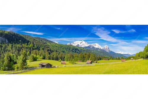 Typische Werdenfelser Landschaft mit Wiesen und Heustadeln und dem Blick zum Zugspitzmassiv - Idyllischer Zugspitzblick - Seitenverhältnis 3:1 - Heustadel Alpspitze Zugspitze Waxenstein - weitere Infos unter https://www.kriner-weiermann.de