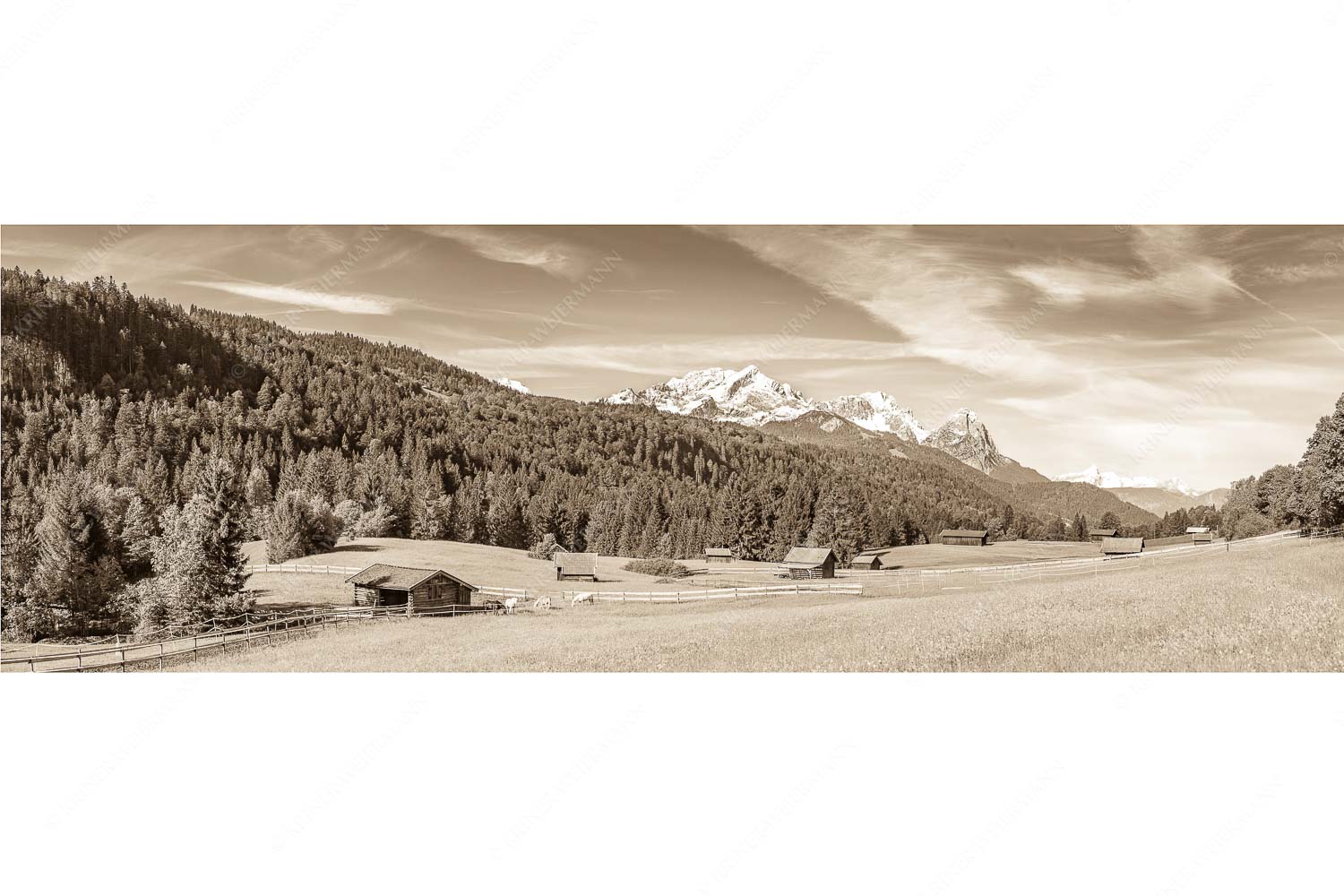 Idyllischer Zugspitzblick – Seitenverhältnis 3:1 — Heustadel Alpspitze Zugspitze Waxenstein Typische Werdenfelser Landschaft mit Wiesen und Heustadeln und dem Blick zum Zugspitzmassiv