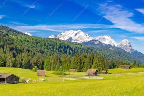 Typische Werdenfelser Landschaft mit Wiesen und Heustadeln und dem Blick zum Zugspitzmassiv - Idyllischer Zugspitzblick - Seitenverhältnis 3:2 - Heustadel Alpspitze Zugspitze Waxenstein - weitere Infos unter https://www.kriner-weiermann.de