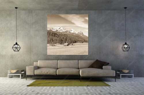 Typische Werdenfelser Landschaft mit Wiesen und Heustadeln und dem Blick zum Zugspitzmassiv - Idyllischer Zugspitzblick - Größe ca. 160x160cm, Seitenverhältnis 1:1 - Heustadel Alpspitze Zugspitze Waxenstein - weitere Infos unter https://www.kriner-weiermann.de