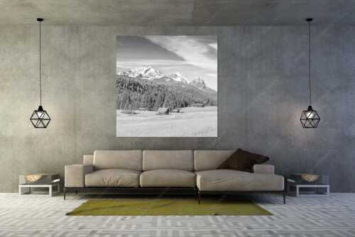 Typische Werdenfelser Landschaft mit Wiesen und Heustadeln und dem Blick zum Zugspitzmassiv - Idyllischer Zugspitzblick - Größe ca. 160x160cm, Seitenverhältnis 1:1 - Heustadel Alpspitze Zugspitze Waxenstein - weitere Infos unter https://www.kriner-weiermann.de
