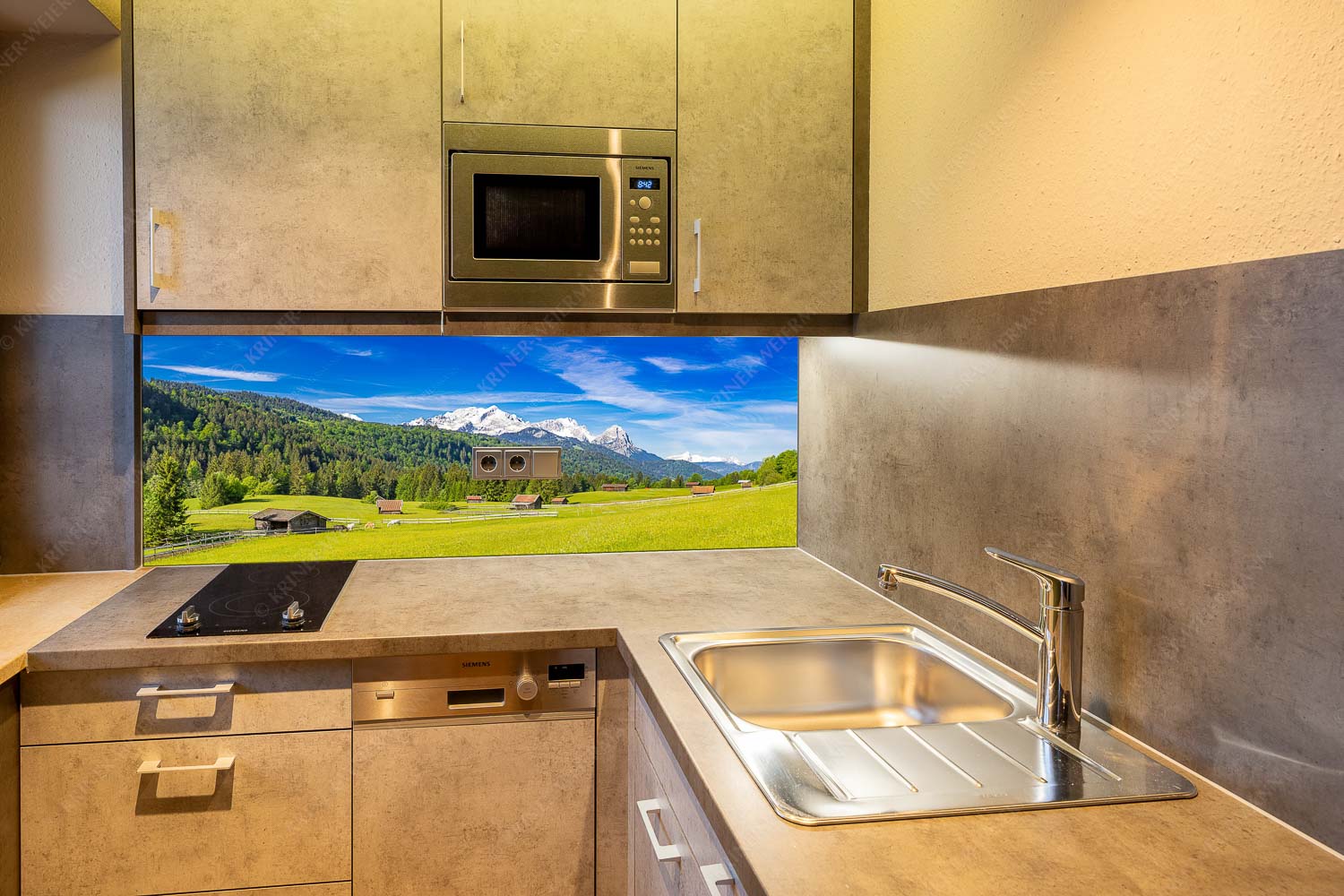 Idyllischer Zugspitzblick – Größe ca. 150x60cm, Seitenverhältnis 2,5:1 — Heustadel Alpspitze Zugspitze Waxenstein Typische Werdenfelser Landschaft mit Wiesen und Heustadeln und dem Blick zum Zugspitzmassiv - Idyllischer Zugspitzblick - Größe ca. 150x60cm, Seitenverhältnis 2,5:1 - Heustadel Alpspitze Zugspitze Waxenstein - weitere Infos unter https://www.kriner-weiermann.de