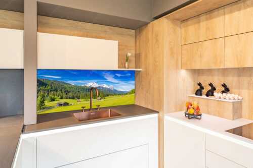 Typische Werdenfelser Landschaft mit Wiesen und Heustadeln und dem Blick zum Zugspitzmassiv - Idyllischer Zugspitzblick - Größe ca. 150x60cm, Seitenverhältnis 2,5:1 - Heustadel Alpspitze Zugspitze Waxenstein - weitere Infos unter https://www.kriner-weiermann.de