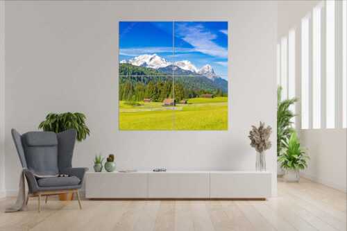 Typische Werdenfelser Landschaft mit Wiesen und Heustadeln und dem Blick zum Zugspitzmassiv - Idyllischer Zugspitzblick - 4er Split, Größe ca. 180x180cm, Seitenverhältnis 1:1 - Heustadel Alpspitze Zugspitze Waxenstein - weitere Infos unter https://www.kriner-weiermann.de