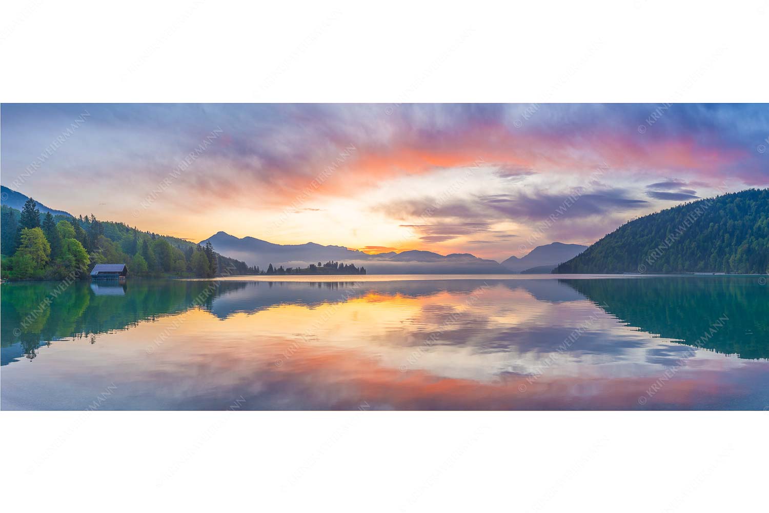 Illuminati – Seitenverhältnis 2,5:1 — Morgenstimmung am Walchensee Im glatten Wasser spiegelt sich das einzigartige Morgenrot im Walchensee