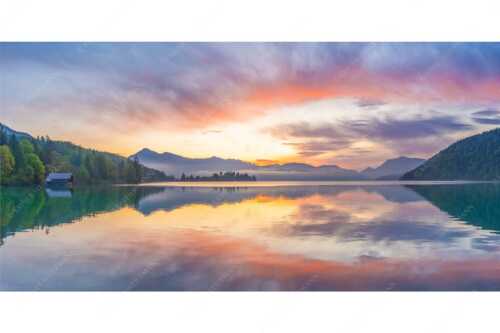 Im glatten Wasser spiegelt sich das einzigartige Morgenrot im Walchensee - Illuminati - Seitenverhältnis 2:1 - Morgenstimmung am Walchensee - weitere Infos unter https://www.kriner-weiermann.de