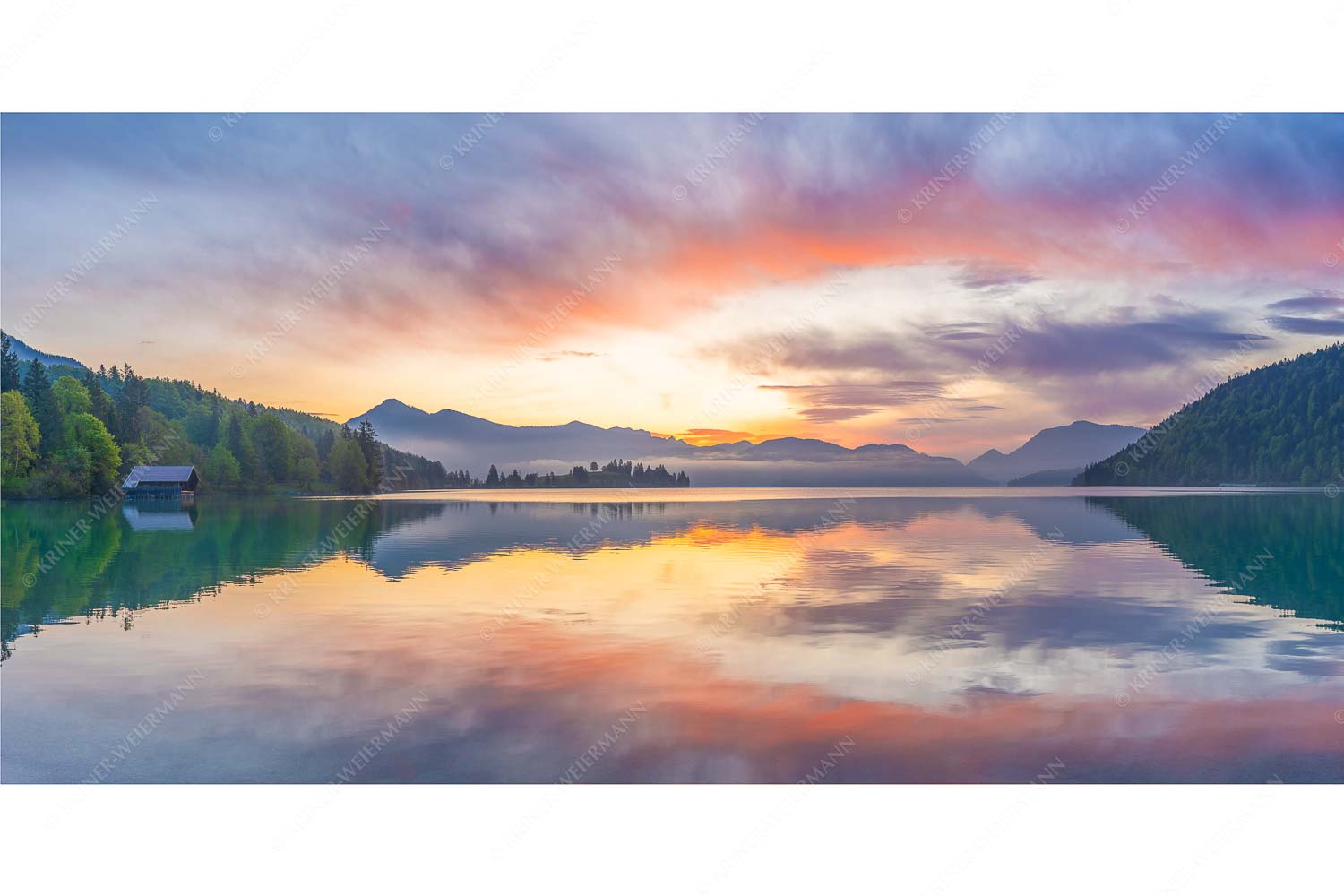 Illuminati – Seitenverhältnis 2:1 — Morgenstimmung am Walchensee Im glatten Wasser spiegelt sich das einzigartige Morgenrot im Walchensee