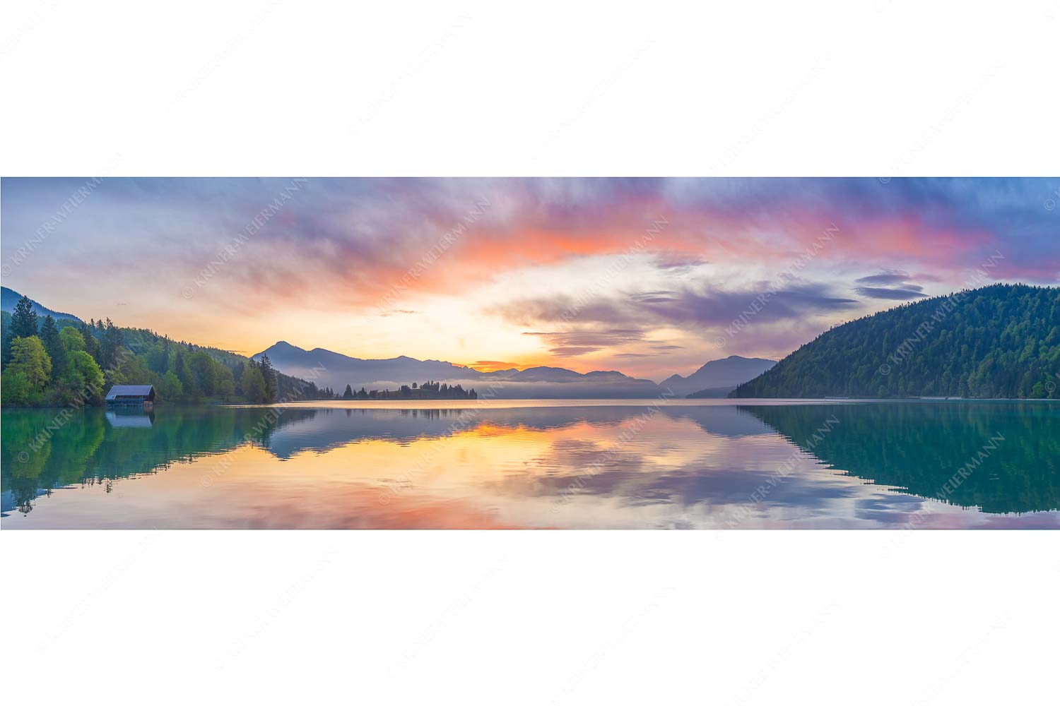 Illuminati – Seitenverhältnis 3:1 — Morgenstimmung am Walchensee Im glatten Wasser spiegelt sich das einzigartige Morgenrot im Walchensee