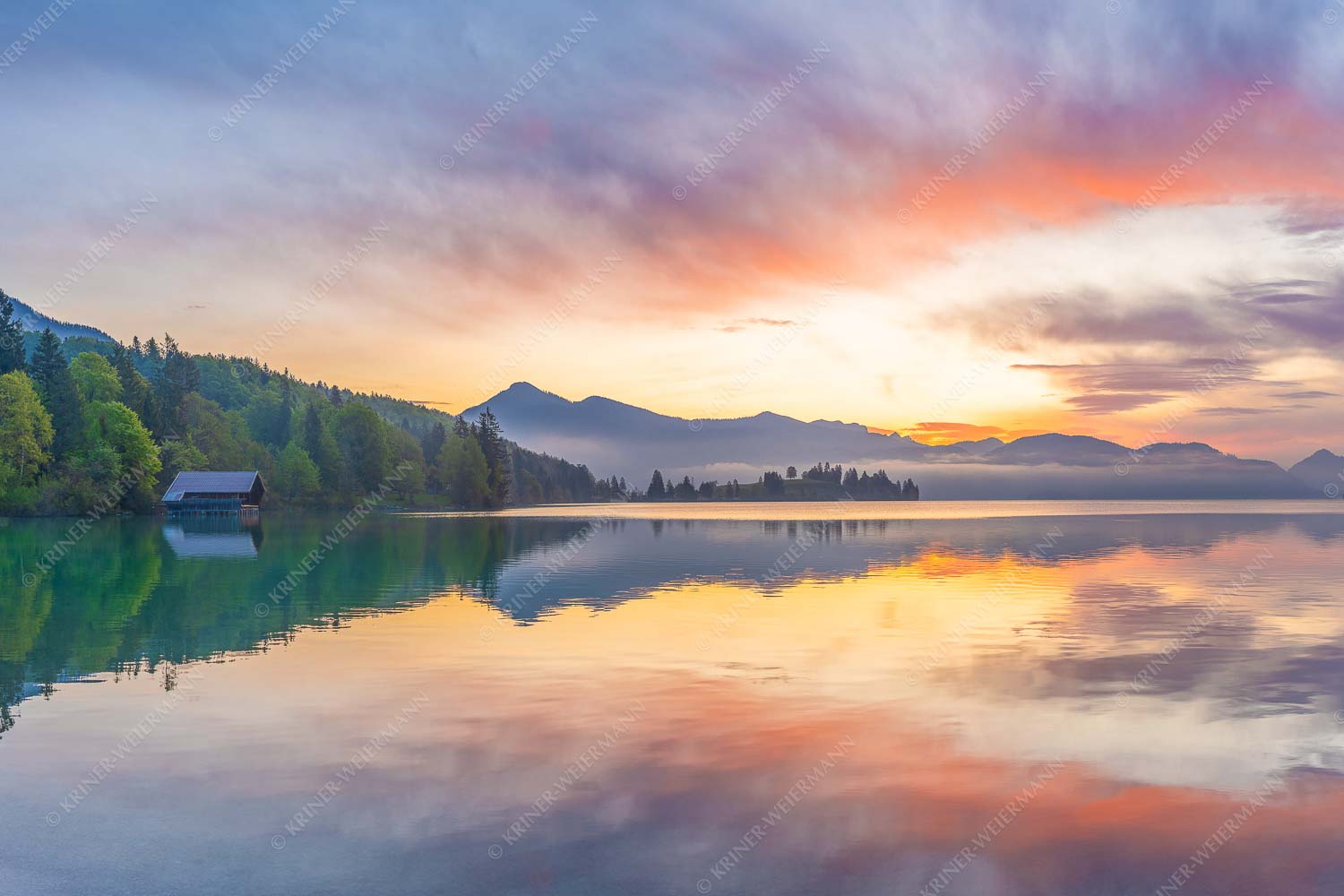 Illuminati – Seitenverhältnis 3:2 — Morgenstimmung am Walchensee Im glatten Wasser spiegelt sich das einzigartige Morgenrot im Walchensee