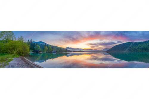 Im glatten Wasser spiegelt sich das einzigartige Morgenrot im Walchensee - Illuminati - Seitenverhältnis 4:1 - Morgenstimmung am Walchensee - weitere Infos unter https://www.kriner-weiermann.de