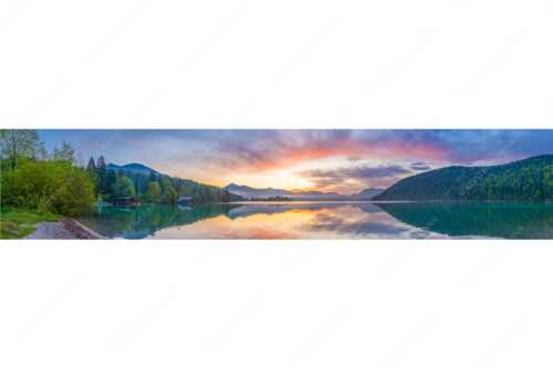 Im glatten Wasser spiegelt sich das einzigartige Morgenrot im Walchensee - Illuminati - Seitenverhältnis 5:1 - Morgenstimmung am Walchensee - weitere Infos unter https://www.kriner-weiermann.de