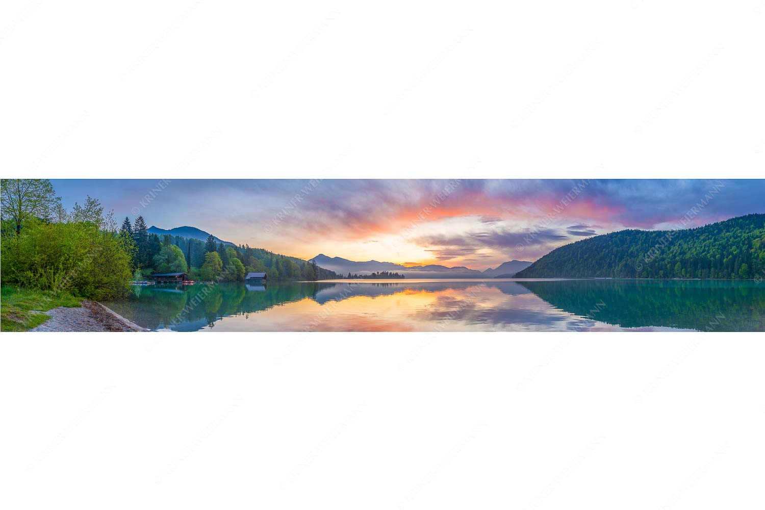 Illuminati – Seitenverhältnis 5:1 — Morgenstimmung am Walchensee Im glatten Wasser spiegelt sich das einzigartige Morgenrot im Walchensee