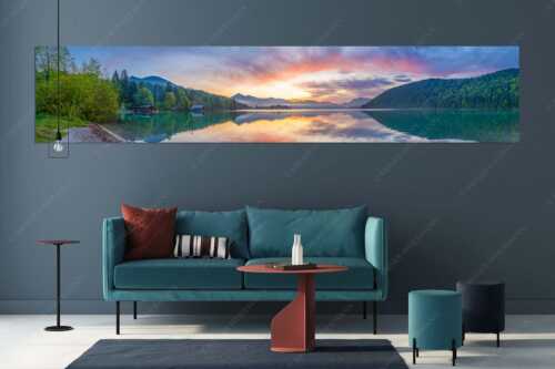 Im glatten Wasser spiegelt sich das einzigartige Morgenrot im Walchensee - Illuminati - Größe ca. 350x70cm, Seitenverhältnis 5:1 - Morgenstimmung am Walchensee - weitere Infos unter https://www.kriner-weiermann.de