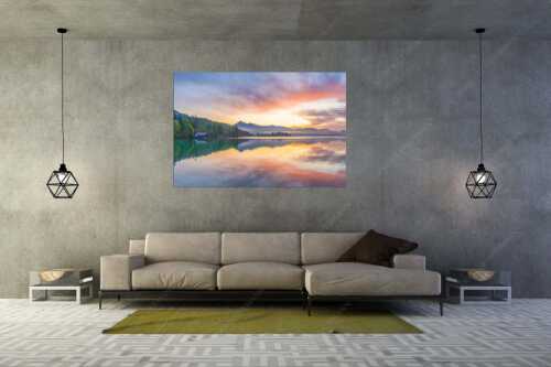 Im glatten Wasser spiegelt sich das einzigartige Morgenrot im Walchensee - Illuminati - Größe ca. 180x120cm, Seitenverhältnis 3:2 - Morgenstimmung am Walchensee - weitere Infos unter https://www.kriner-weiermann.de