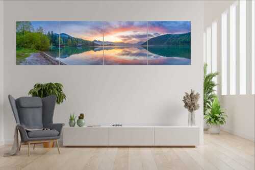 Im glatten Wasser spiegelt sich das einzigartige Morgenrot im Walchensee - Illuminati - 4er Split, Größe ca. 280x70cm, Seitenverhältnis 4:1 - Morgenstimmung am Walchensee - weitere Infos unter https://www.kriner-weiermann.de