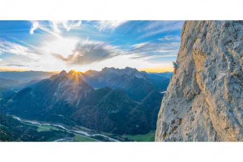 Vroni Kammermeier in der Route -die Kür- an der Gerber Südwand im Karwendel - In der Kür - Seitenverhältnis 2:1 - Klettern Gerbersüdwand im Karwendel - weitere Infos unter https://www.kriner-weiermann.de
