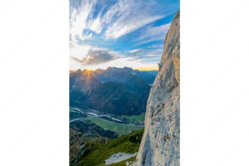 Vroni Kammermeier in der Route -die Kür- an der Gerber Südwand im Karwendel - In der Kür - Seitenverhältnis 2:3 - Klettern Gerbersüdwand im Karwendel - weitere Infos unter https://www.kriner-weiermann.de