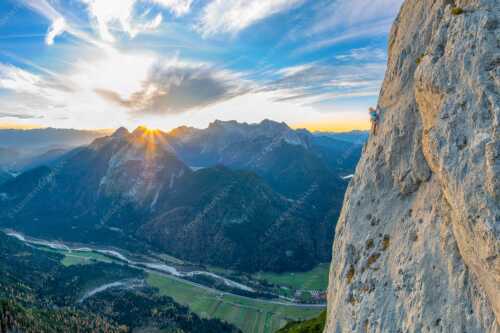 Vroni Kammermeier in der Route -die Kür- an der Gerber Südwand im Karwendel - In der Kür - Seitenverhältnis 3:2 - Klettern Gerbersüdwand im Karwendel - weitere Infos unter https://www.kriner-weiermann.de