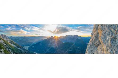 Vroni Kammermeier in der Route -die Kür- an der Gerber Südwand im Karwendel - In der Kür - Seitenverhältnis 4:1 - Klettern Gerbersüdwand im Karwendel - weitere Infos unter https://www.kriner-weiermann.de