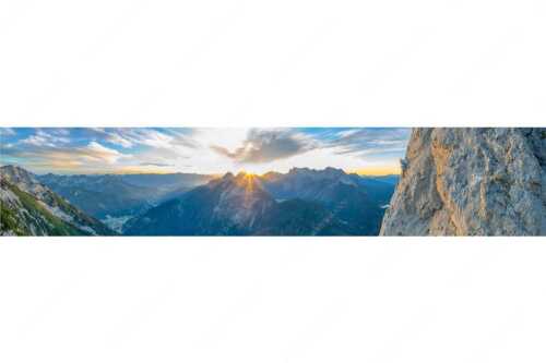 Vroni Kammermeier in der Route -die Kür- an der Gerber Südwand im Karwendel - In der Kür - Seitenverhältnis 5:1 - Klettern Gerbersüdwand im Karwendel - weitere Infos unter https://www.kriner-weiermann.de
