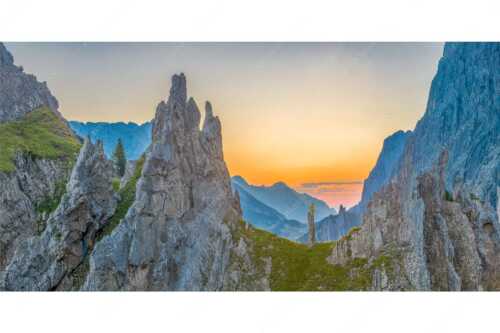 Blick in den nahenden Sonnenaufgang über dem Halleranger im Karwendelgebirge - In freudiger Erwartung - Seitenverhältnis 2:1 - Klettern im Karwendel - weitere Infos unter https://www.kriner-weiermann.de