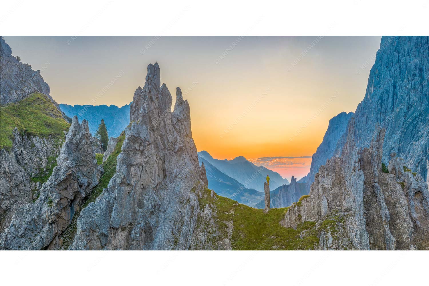 In freudiger Erwartung – Seitenverhältnis 2:1 — Klettern im Karwendel Blick in den nahenden Sonnenaufgang über dem Halleranger im Karwendelgebirge