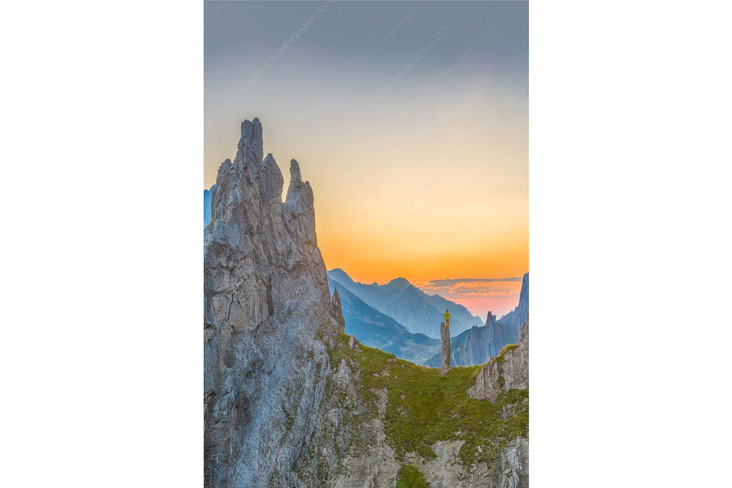 In freudiger Erwartung – Seitenverhältnis 2:3 — Klettern im Karwendel Blick in den nahenden Sonnenaufgang über dem Halleranger im Karwendelgebirge