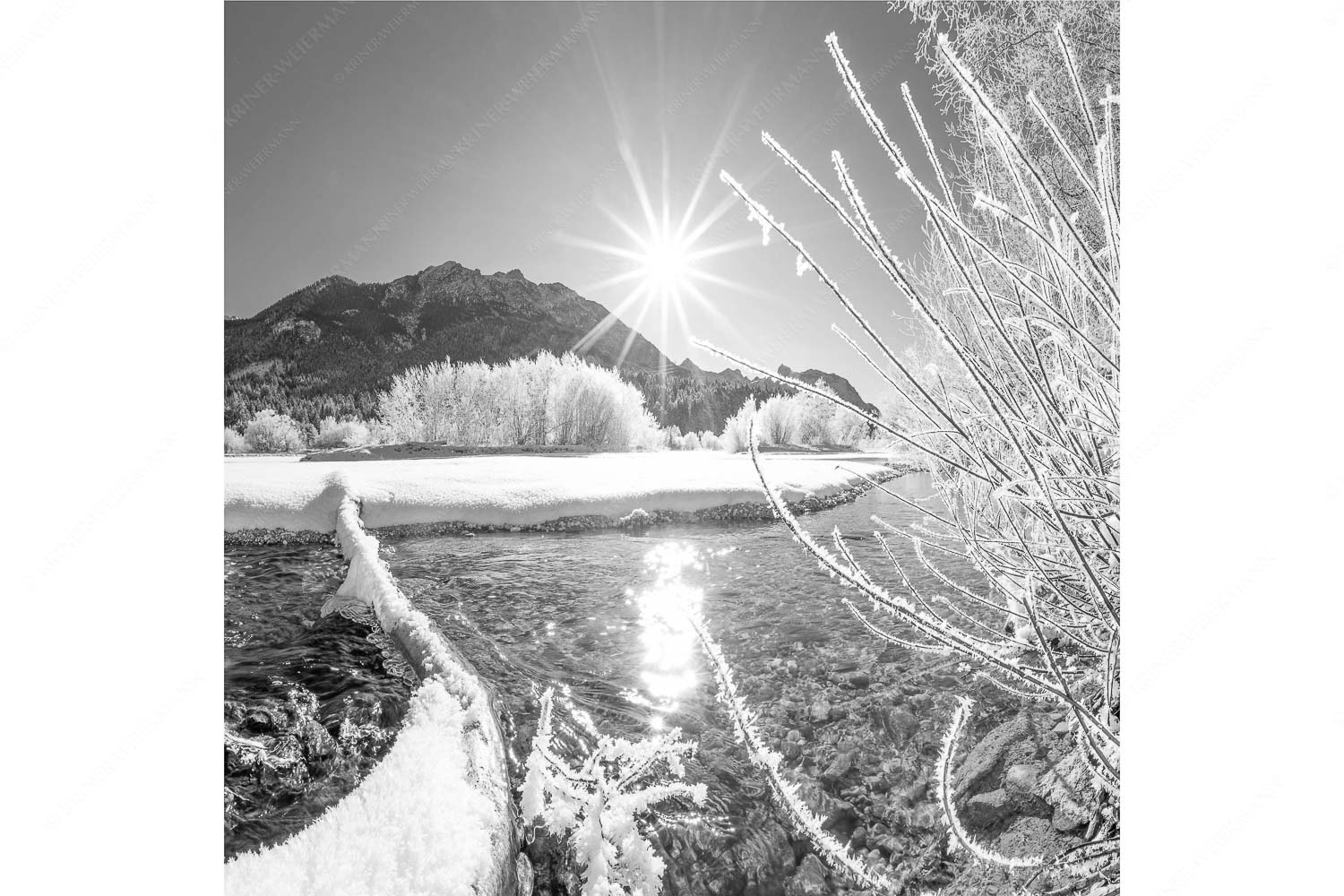 Blick über die winterliche Isar zum Soiern- und Karwendelgebirge