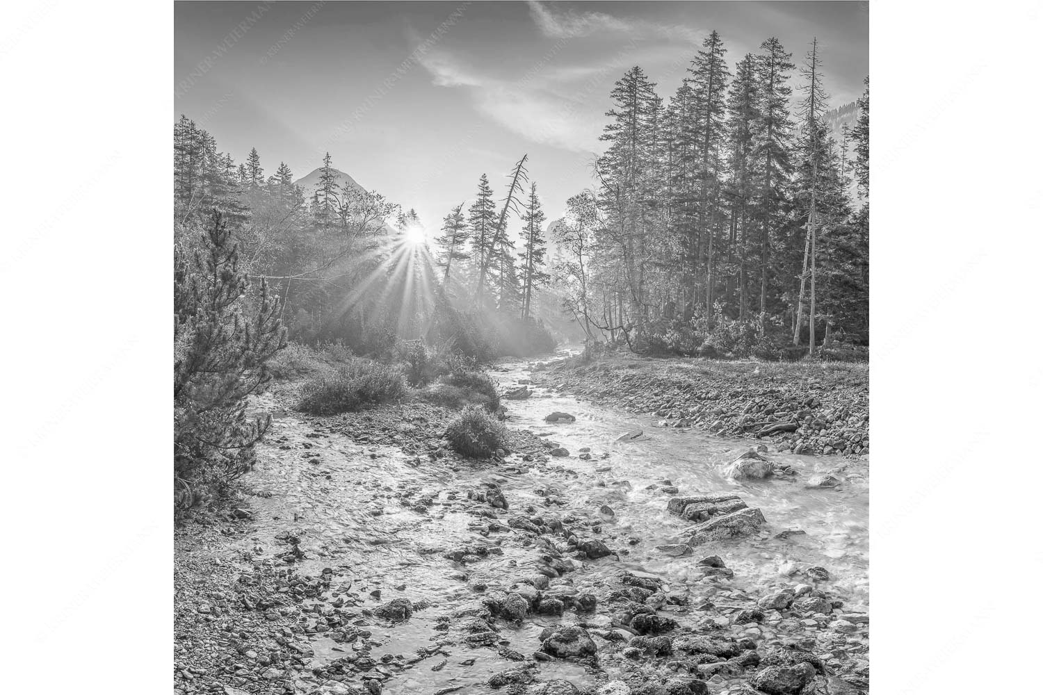 Isarursprung I – Seitenverhältnis 1:1 — Isarquelle im Karwendelgebirge Die Nebelstimmung mit den ersten Sonnenstrahlen verleihen einen ganz besonderen Flair