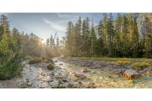 Die Nebelstimmung mit den ersten Sonnenstrahlen verleihen einen ganz besonderen Flair - Isarursprung I - Seitenverhältnis 2:1 - Isarquelle im Karwendelgebirge - weitere Infos unter https://www.kriner-weiermann.de