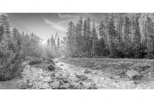 Die Nebelstimmung mit den ersten Sonnenstrahlen verleihen einen ganz besonderen Flair - Isarursprung I - Seitenverhältnis 2:1 - Isarquelle im Karwendelgebirge - weitere Infos unter https://www.kriner-weiermann.de