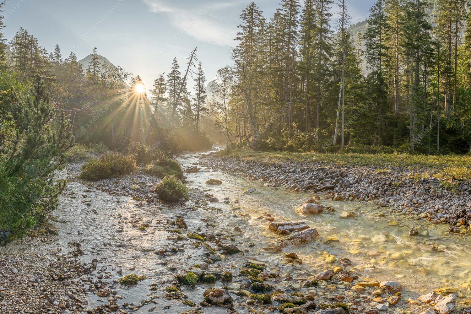 Isarursprung I – Seitenverhältnis 3:2 — Isarquelle im Karwendelgebirge Die Nebelstimmung mit den ersten Sonnenstrahlen verleihen einen ganz besonderen Flair