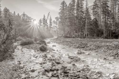 Die Nebelstimmung mit den ersten Sonnenstrahlen verleihen einen ganz besonderen Flair - Isarursprung I - Seitenverhältnis 3:2 - Isarquelle im Karwendelgebirge - weitere Infos unter https://www.kriner-weiermann.de