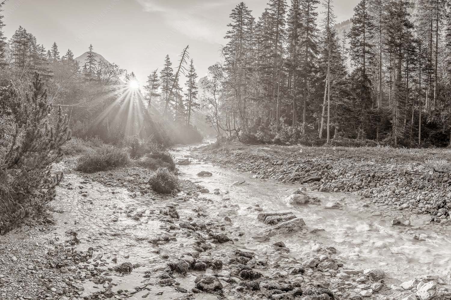 Isarursprung I – Seitenverhältnis 3:2 — Isarquelle im Karwendelgebirge Die Nebelstimmung mit den ersten Sonnenstrahlen verleihen einen ganz besonderen Flair
