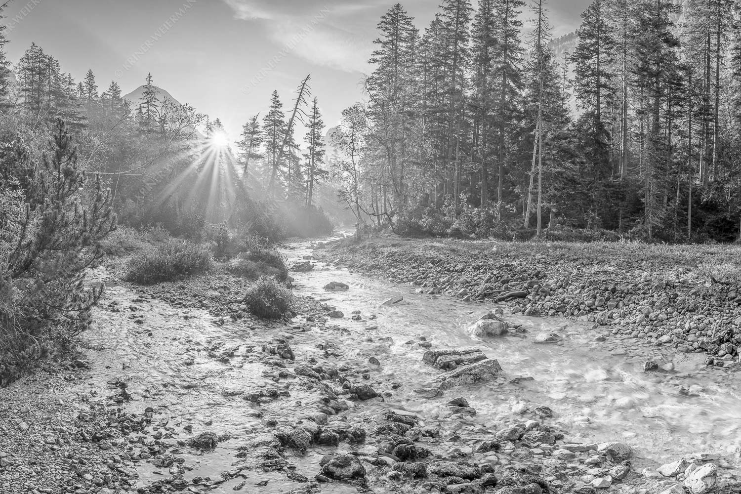 Isarursprung I – Seitenverhältnis 3:2 — Isarquelle im Karwendelgebirge Die Nebelstimmung mit den ersten Sonnenstrahlen verleihen einen ganz besonderen Flair